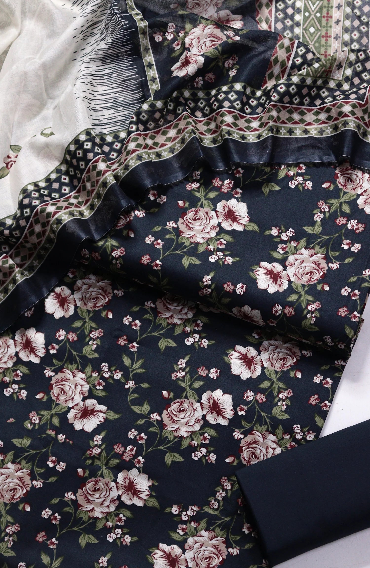 Printed Lawn Unstitched 3 Piece Suit